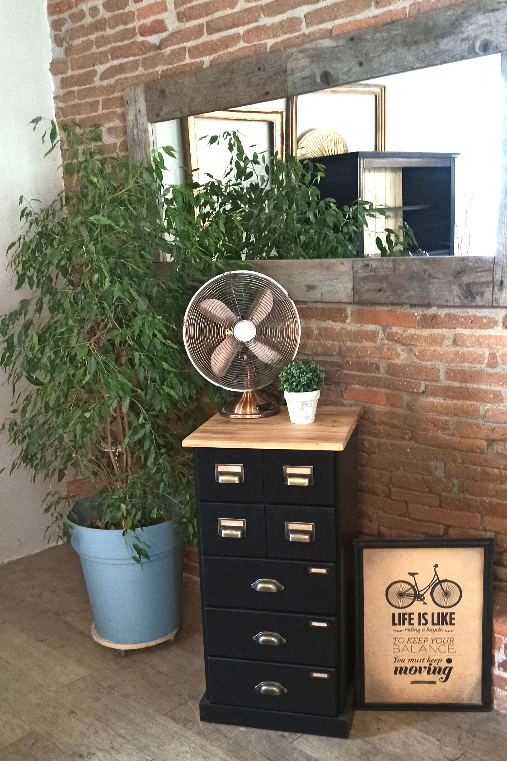 Black and wood ragpicker