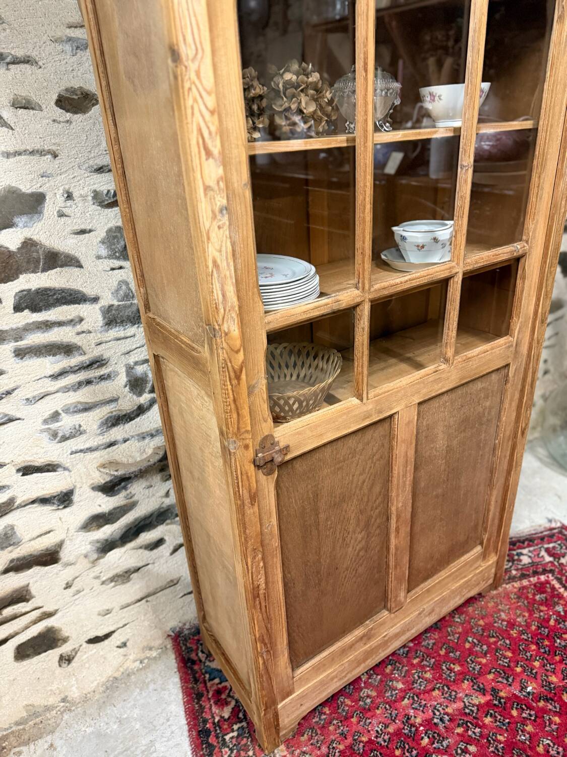 Vitrine parisienne ancienne décapée