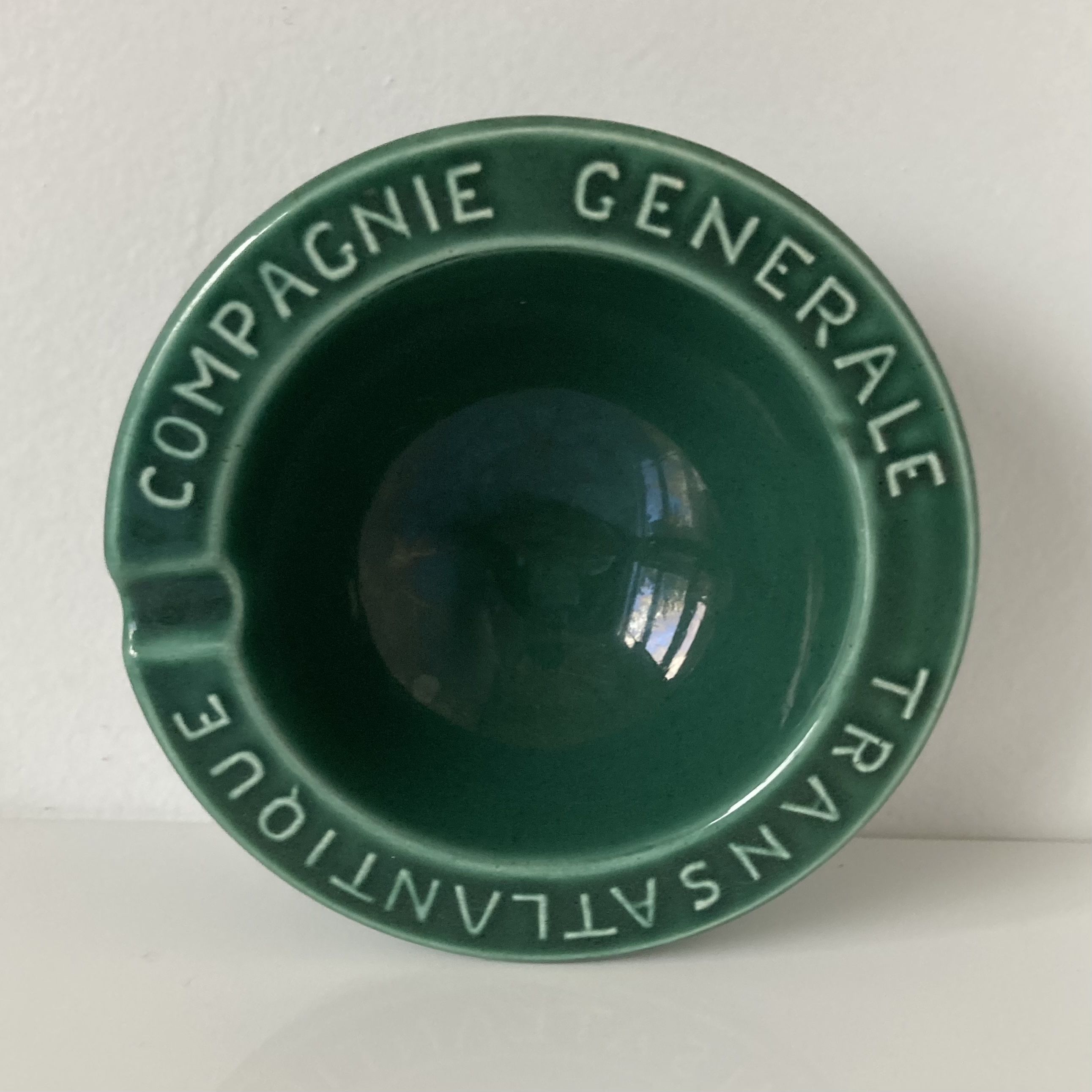 Cendrier de la Compagnie Générale Transatlantique en faïence émaillée vert bouteille