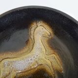 Assiette décorative en grès motif cheval, fer à cheval. Années 60