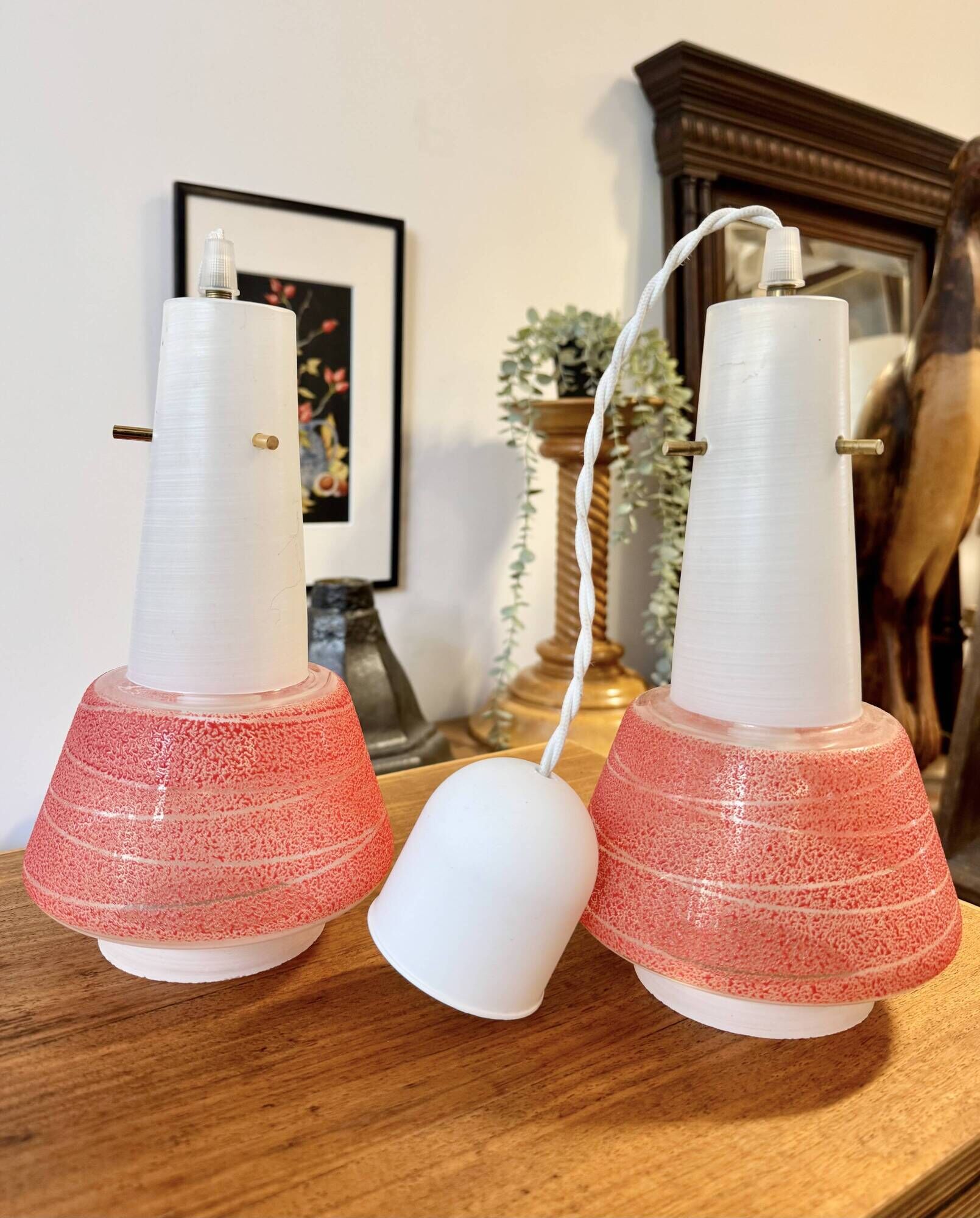 Paire de suspensions en verre opalin vintage style italien