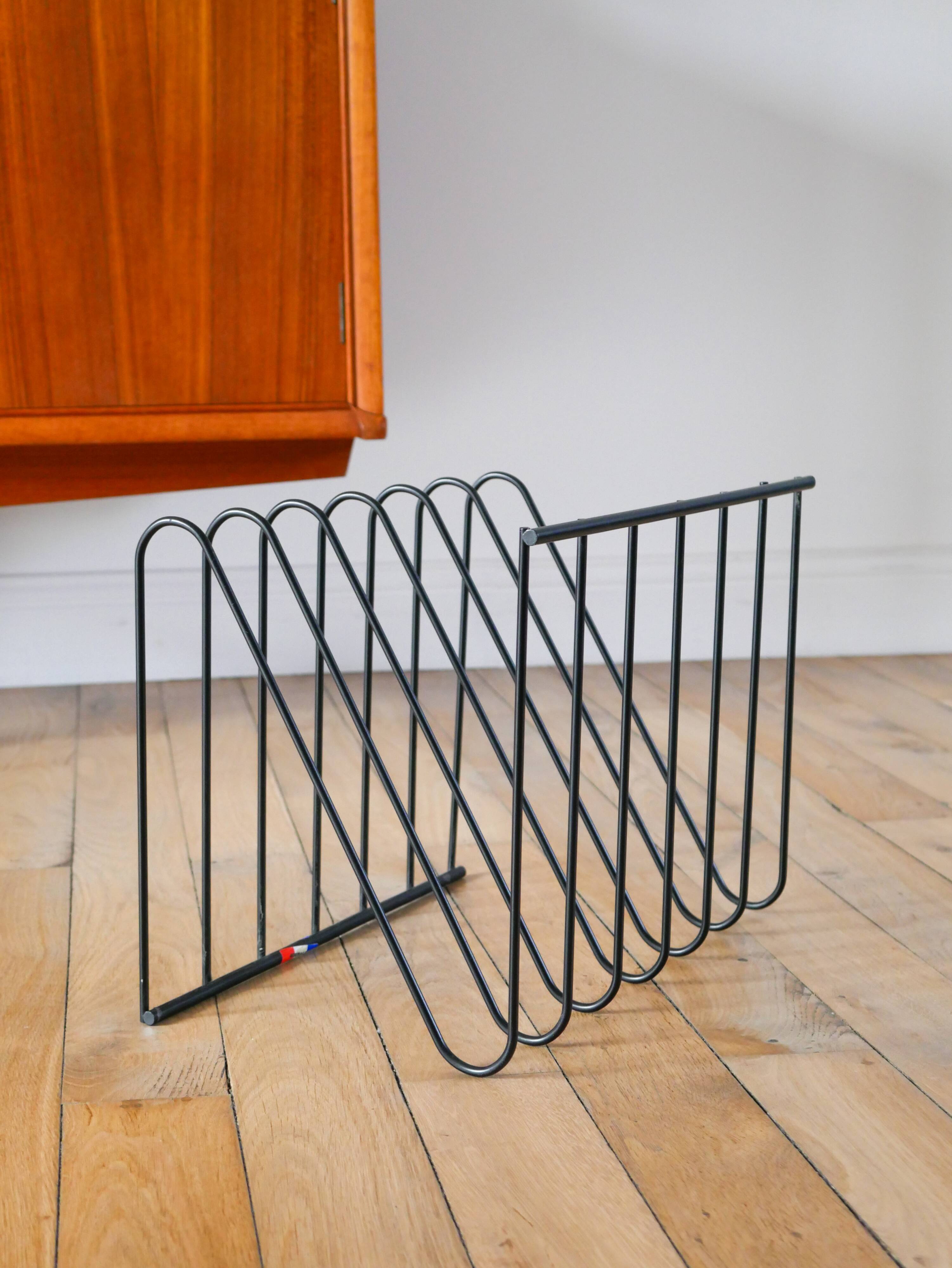 Black metal magazine rack Design attributed to François Arnal for Atelier A Made in France 1970