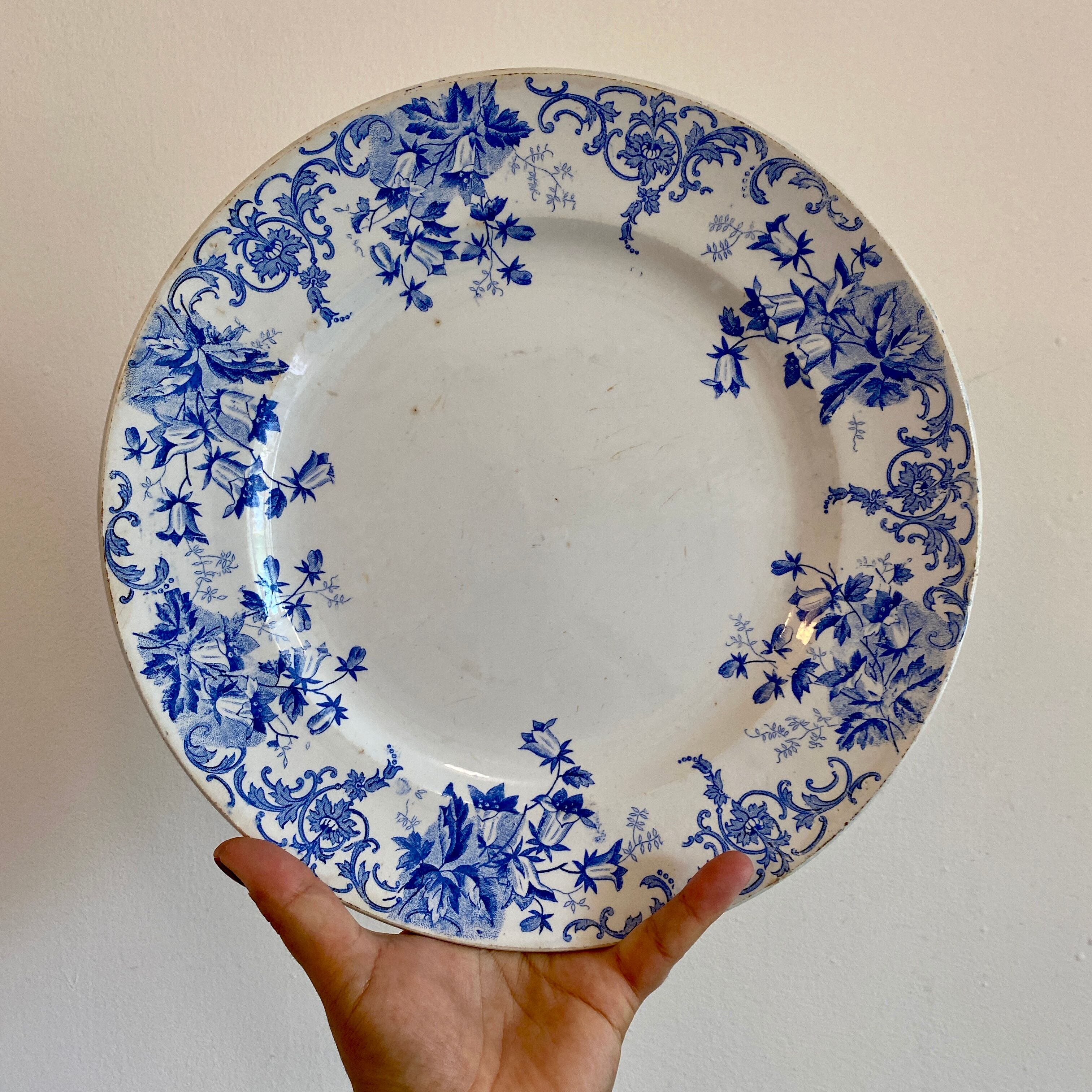 Vintage round dish in iron earth