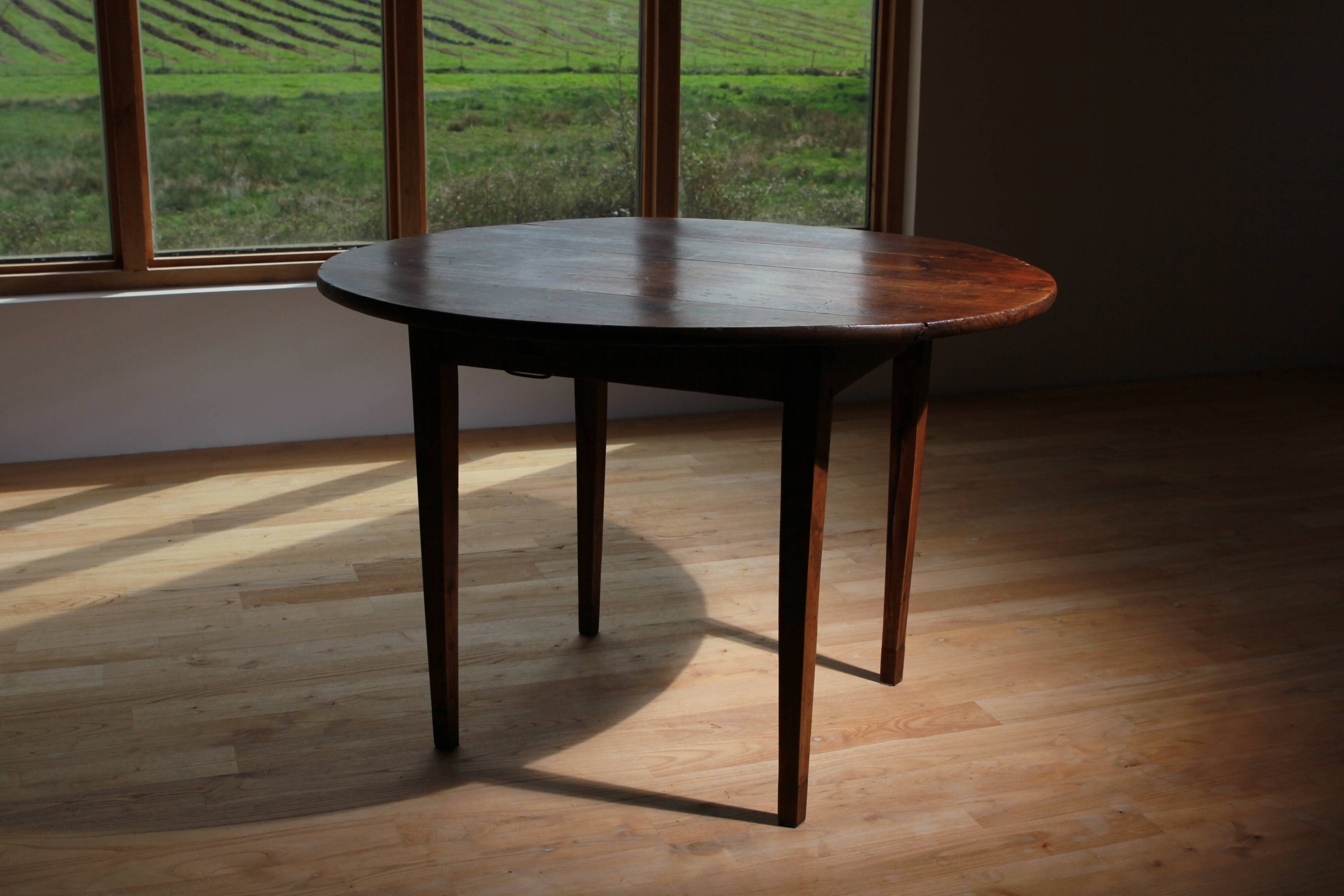 Round table in raw wood
