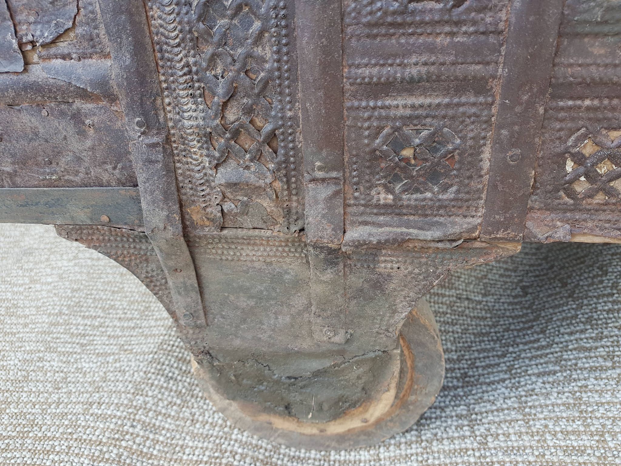 Coffre ancien indien vintage  sur roues en bois début 20eme s