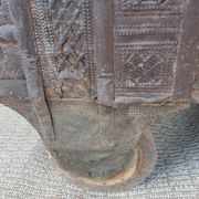 Coffre ancien indien vintage  sur roues en bois début 20eme s