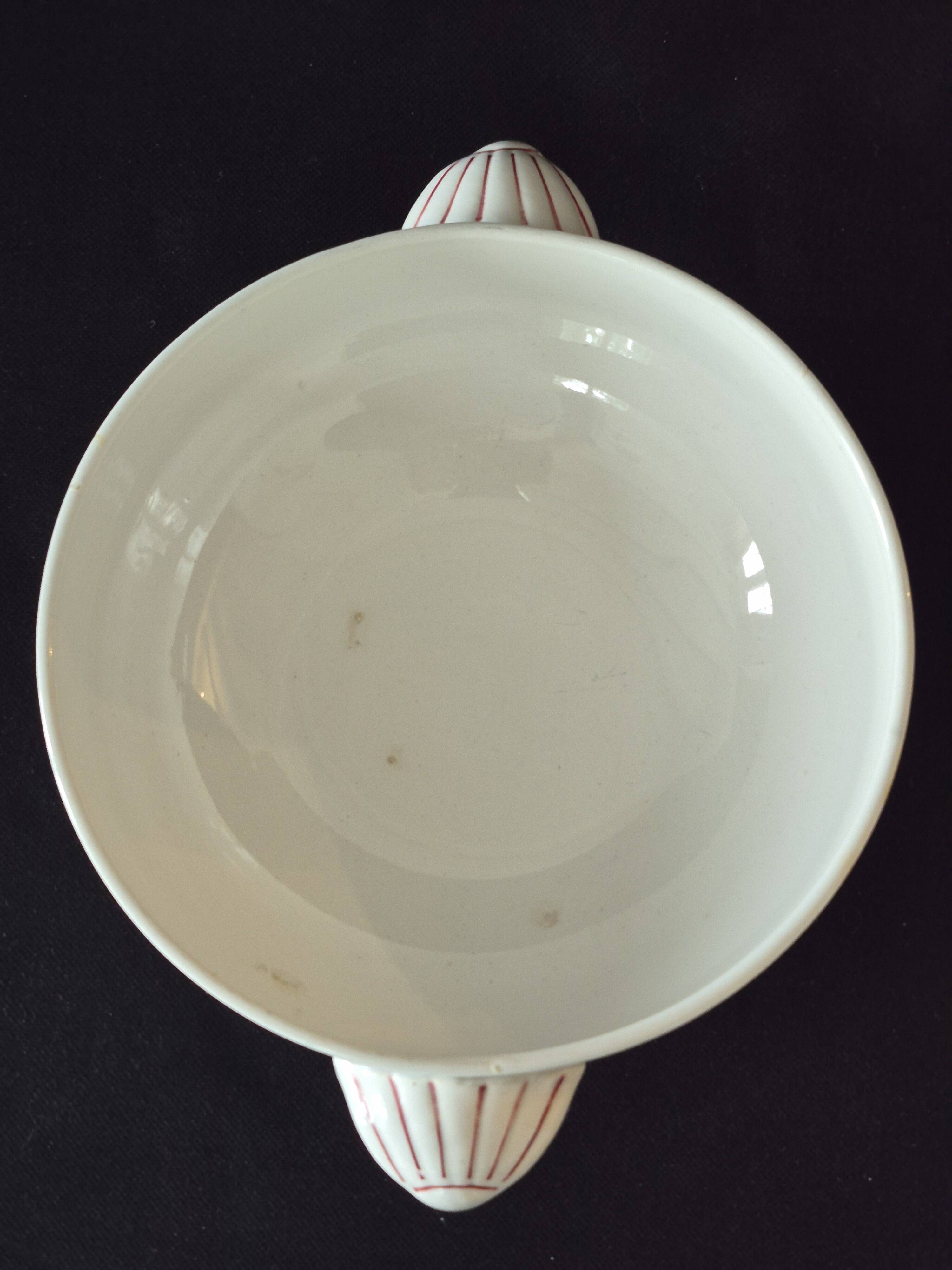 Vegetable dish (soup tureen) in Digoin Sarreguemines earthenware, model AIX A156.