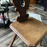Chaise sculptée en bois