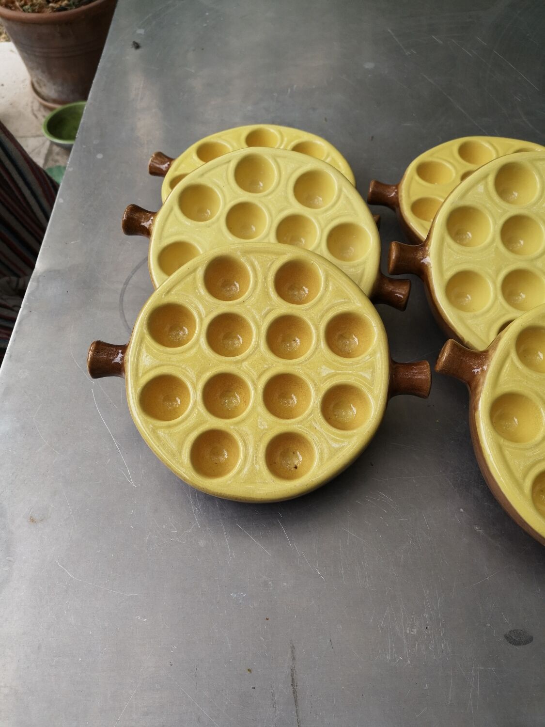 Porcelain snail pans