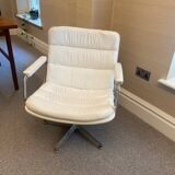 Fauteuil vintage en cuir blanc et acier d’Artifort. Design néerlandais