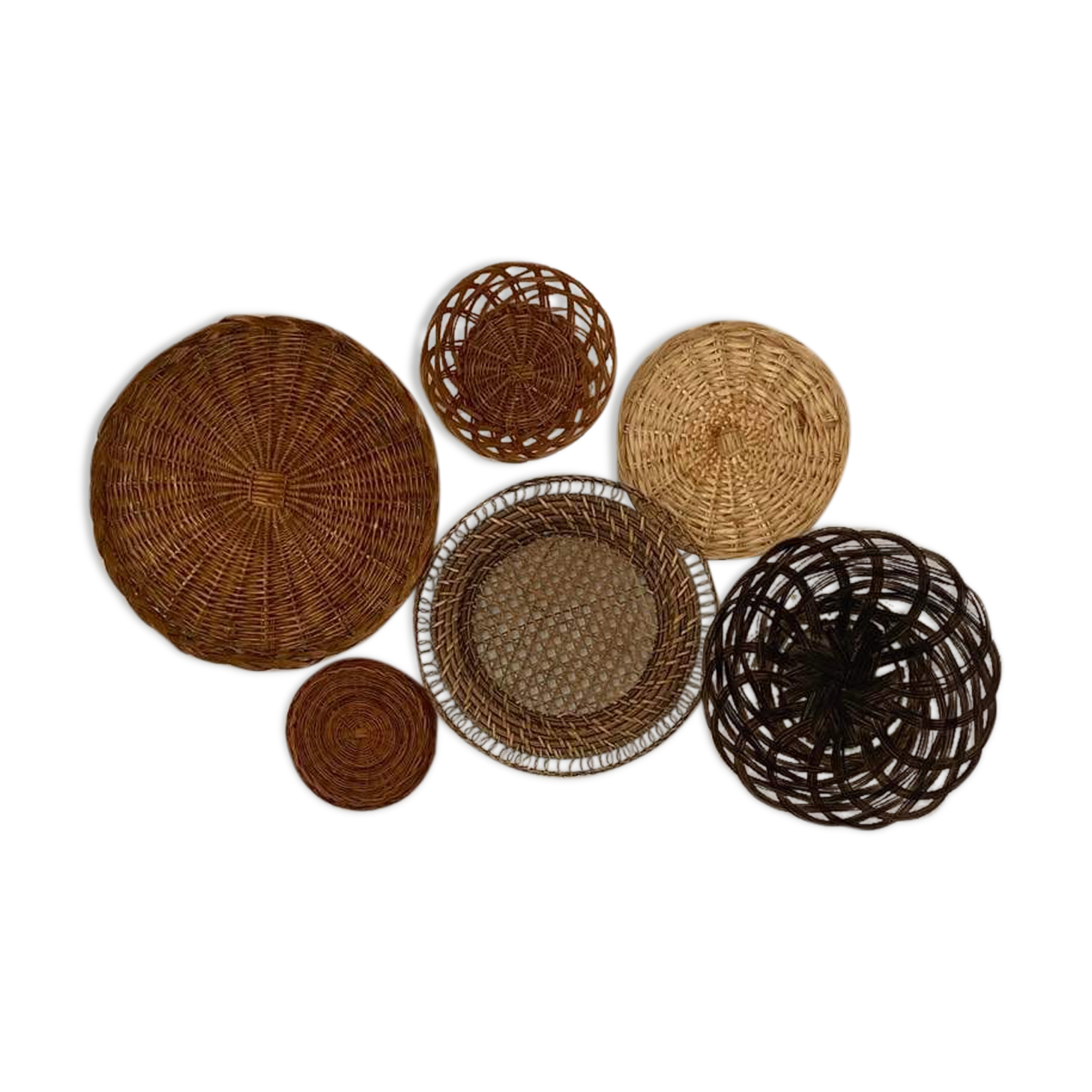 Wall composition of 6 baskets and trays in natural wicker and black.