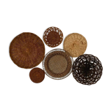 Wall composition of 6 baskets and trays in natural wicker and black.