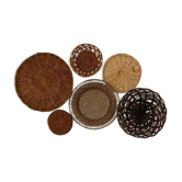 Wall composition of 6 baskets and trays in natural wicker and black.