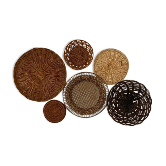 Wall composition of 6 baskets and trays in natural wicker and black.