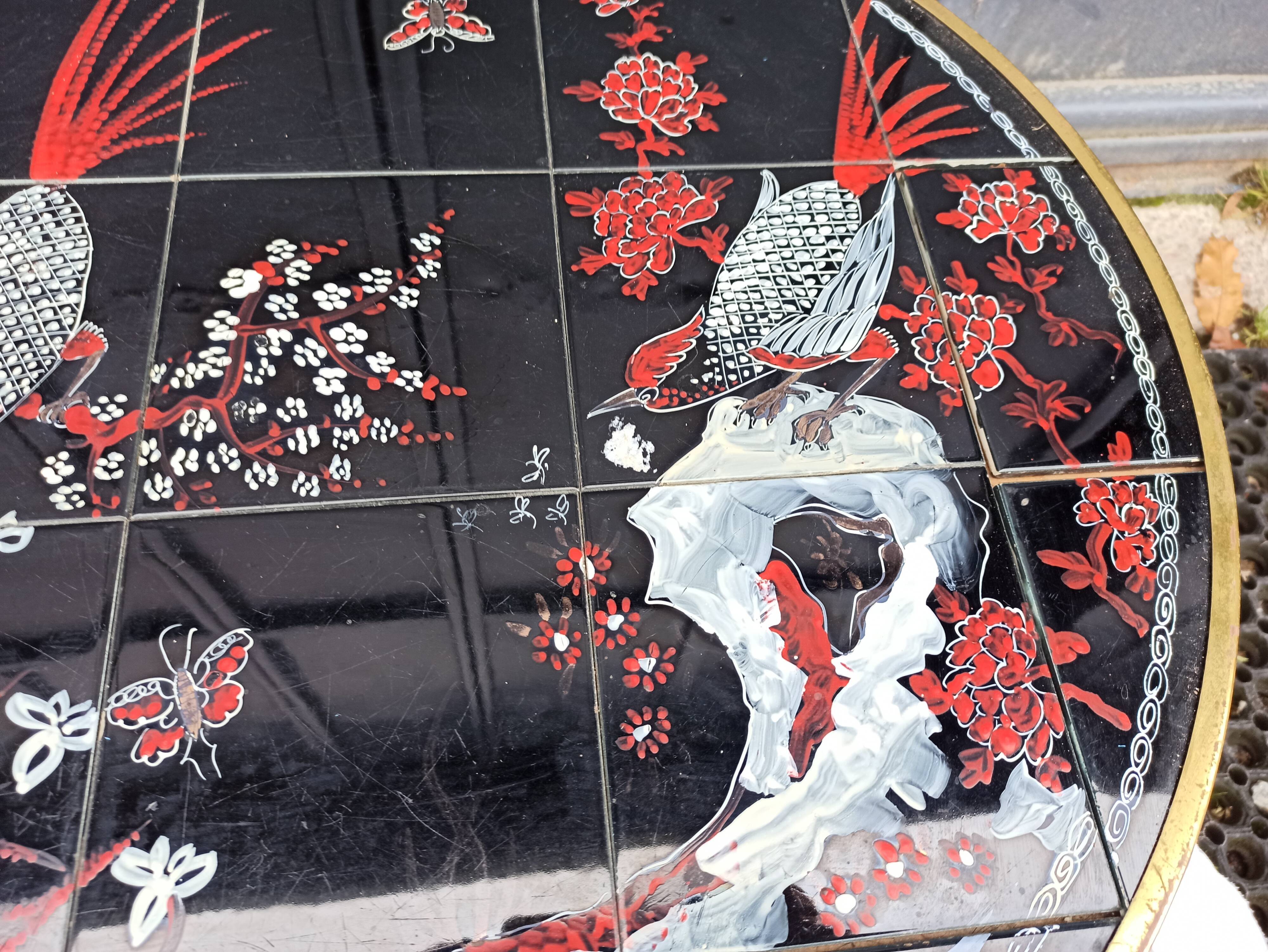 Table basse ronde décor japonisant oiseau fleurs