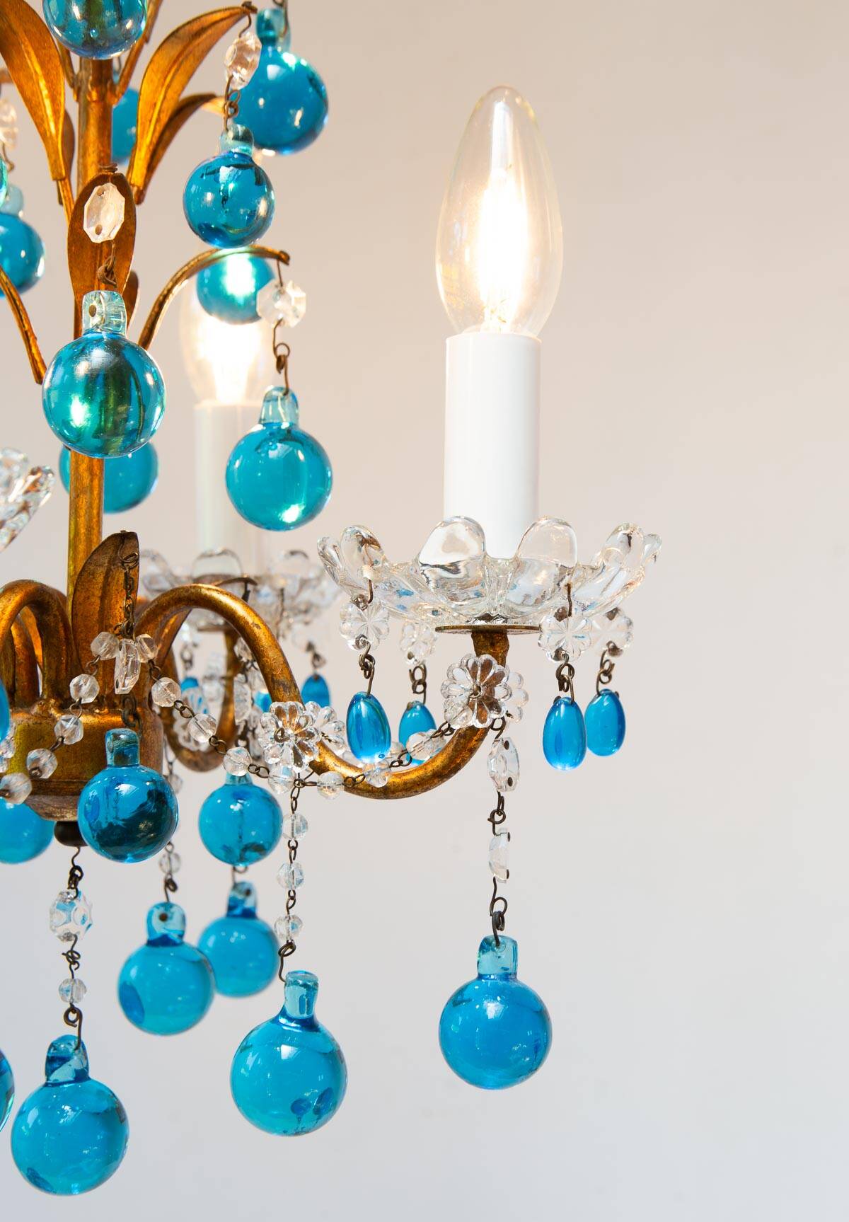 Lustre italien en metal doré avec des gouttes cristal Murano bleu turquoise