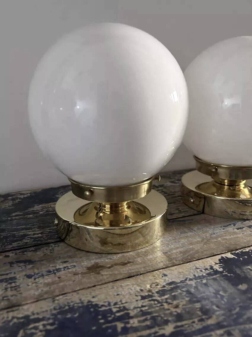 Paire d’appliques globes en opaline blanche