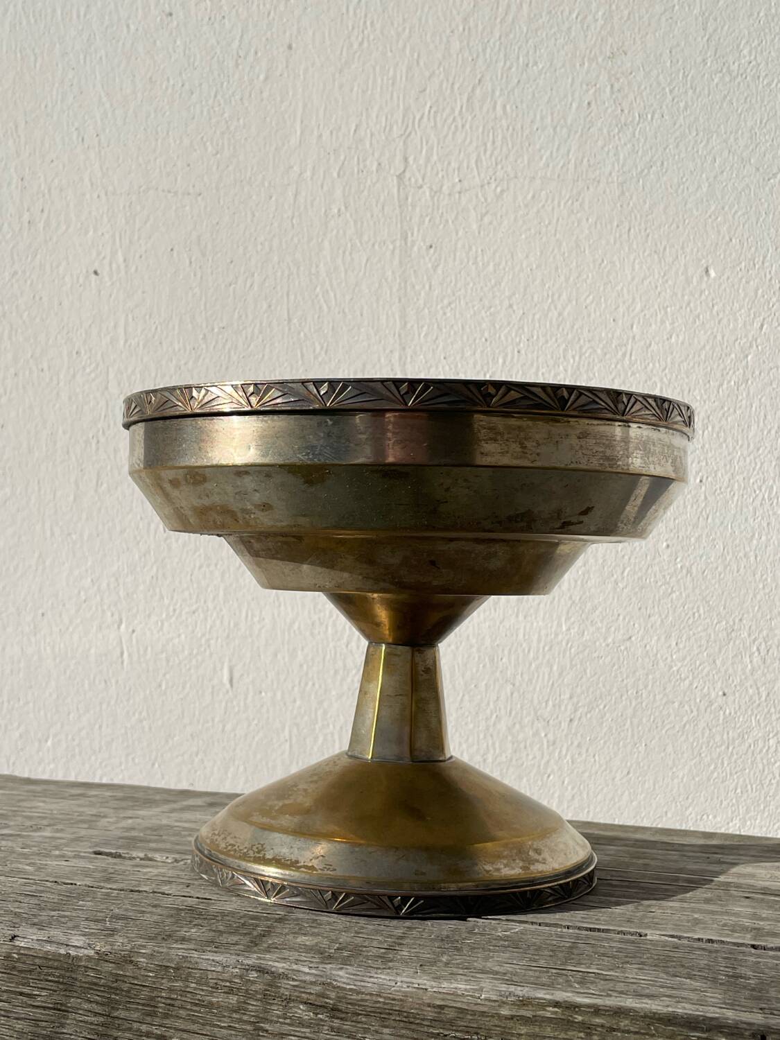 Art Deco footed cup in silver metal