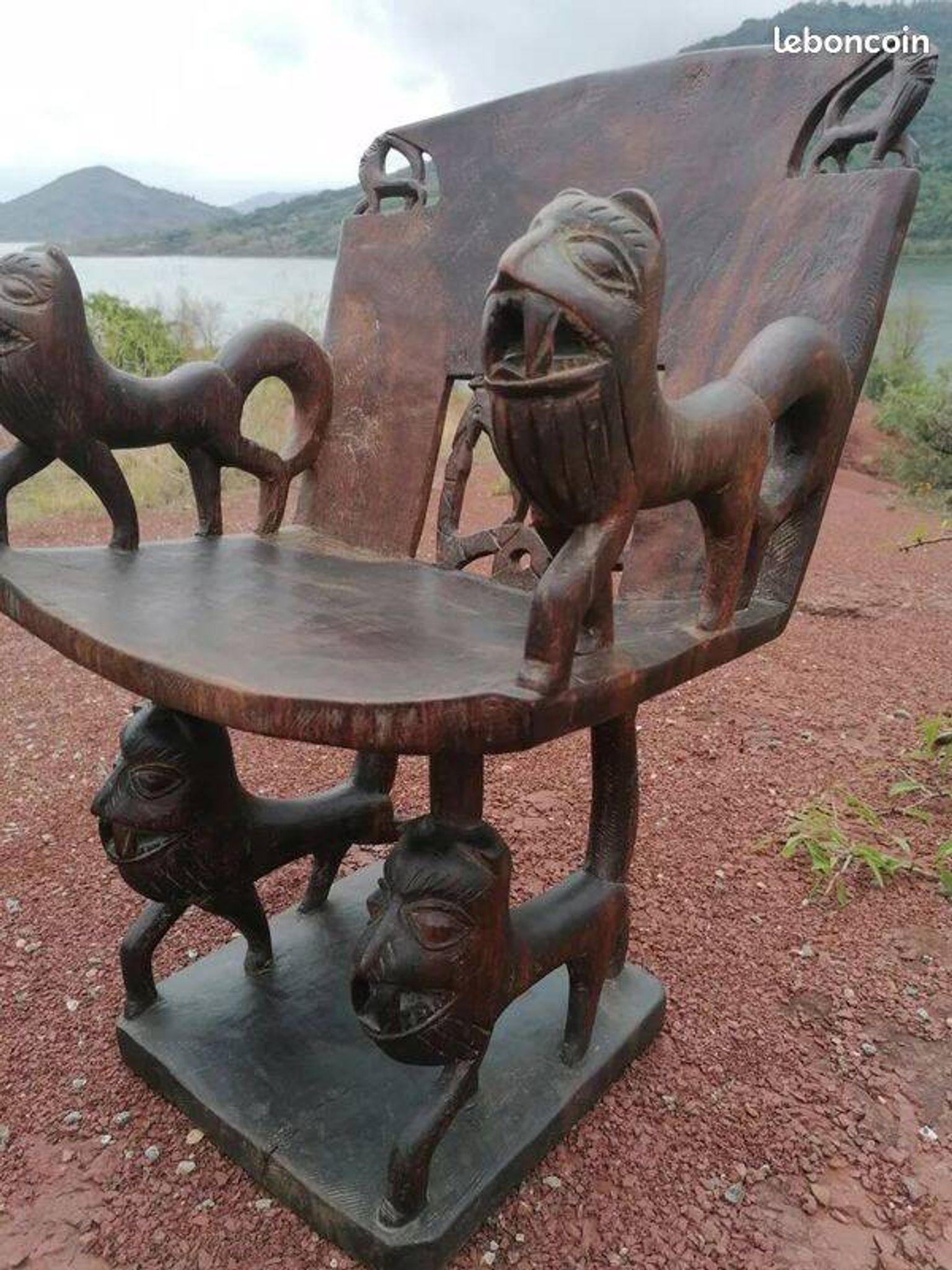 Fauteuil et table de dignitaire en bois sculpté du Bénin, 1950