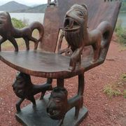 Fauteuil et table de dignitaire en bois sculpté du Bénin, 1950