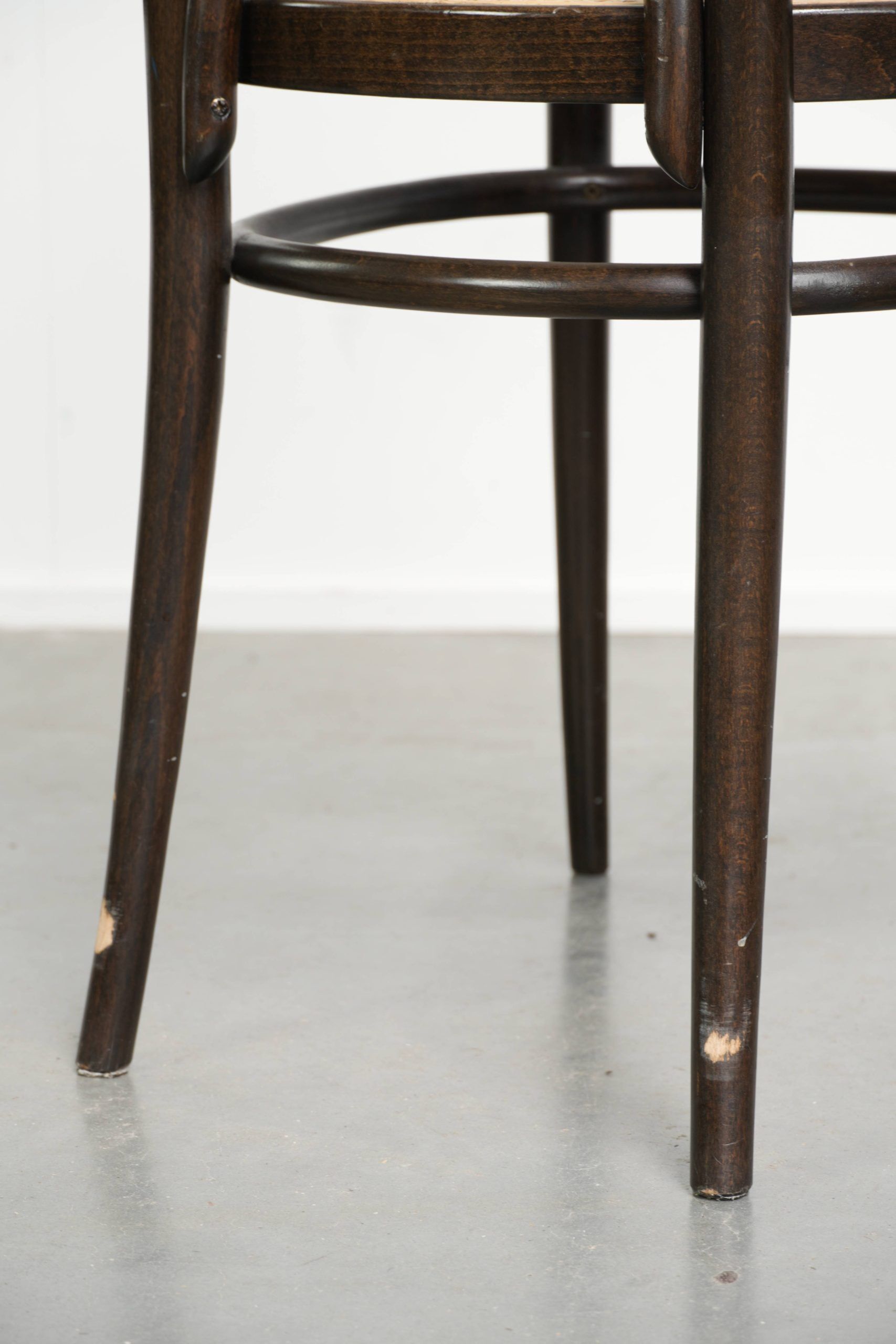 Ensemble de 2 chaises vintage originales design Thonet modèle Long John avec accoudoirs.