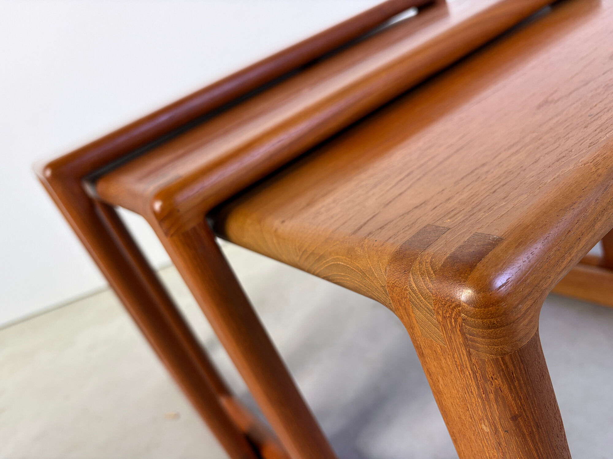 Tables gigognes en teck par Dyrlund, années 1960.