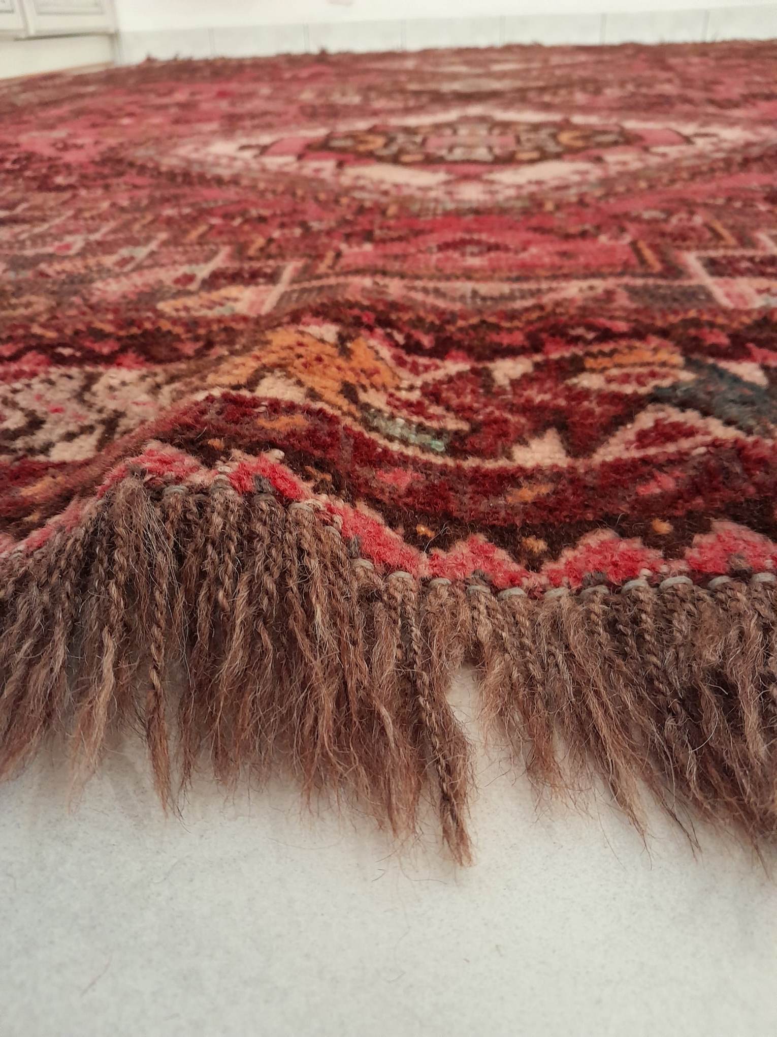 Handmade Persian Shiraz rug 292x220cm