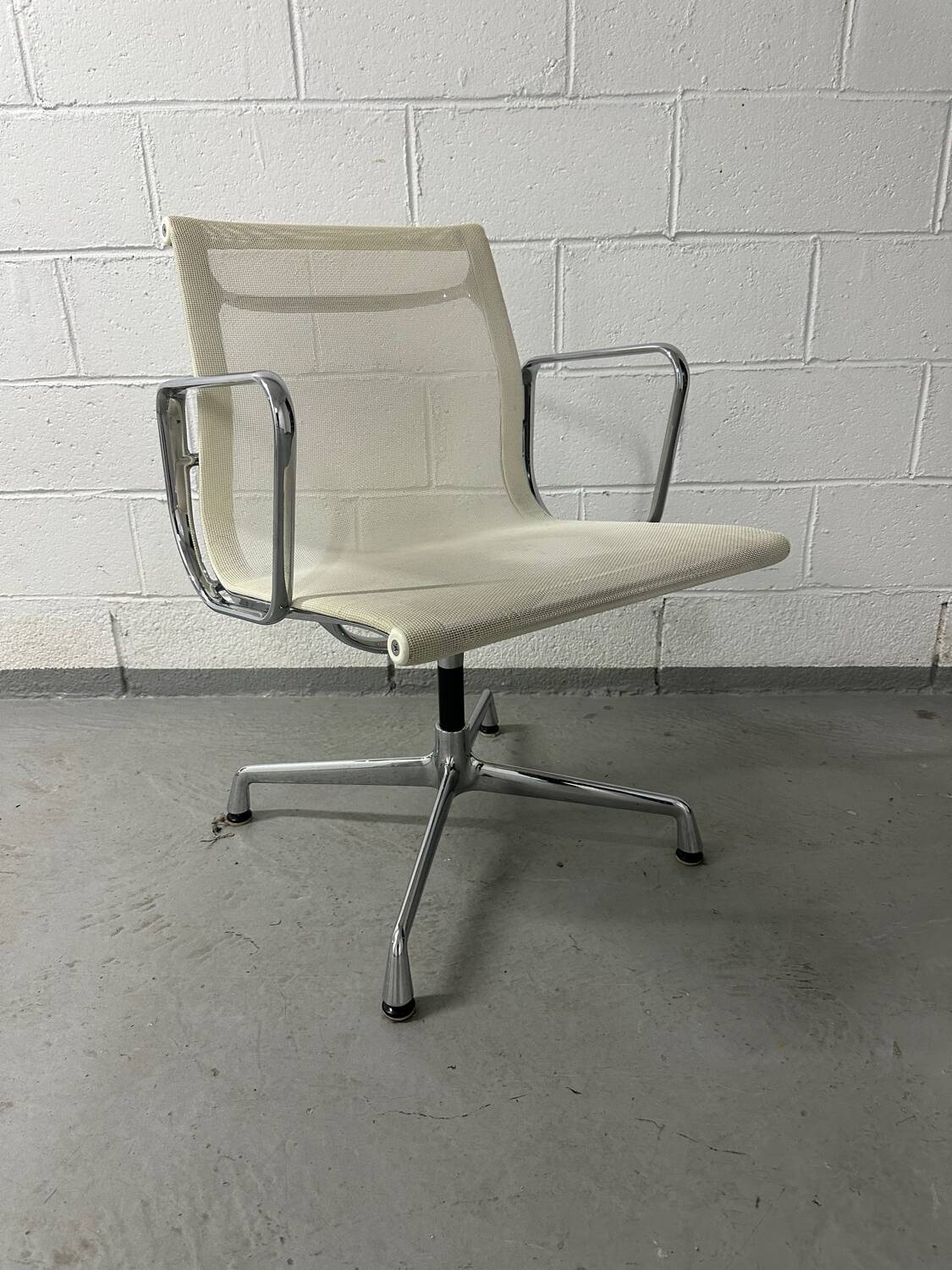 Fauteuil EA 108 Charles & Ray Eames édition Vitra