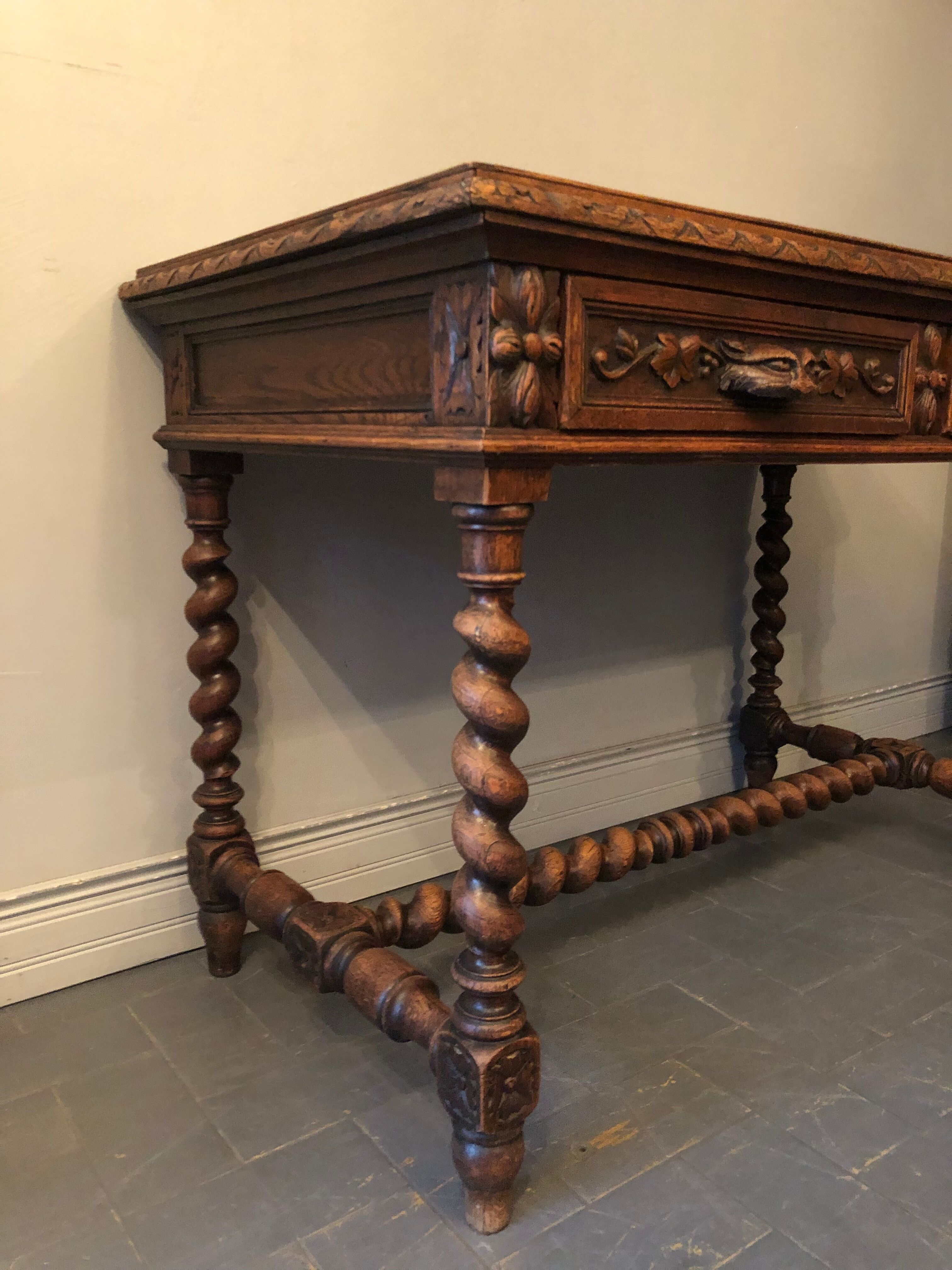 Bureau en bois sculpté