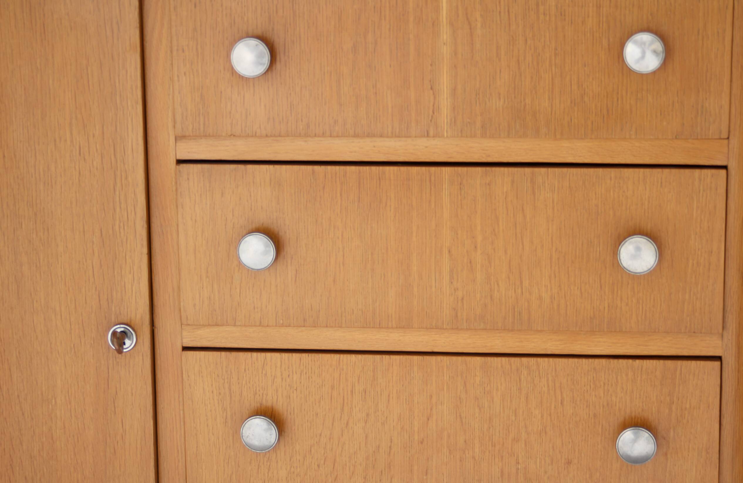 Art Deco oak chest of drawers (1950s/1960s). Very good condition.