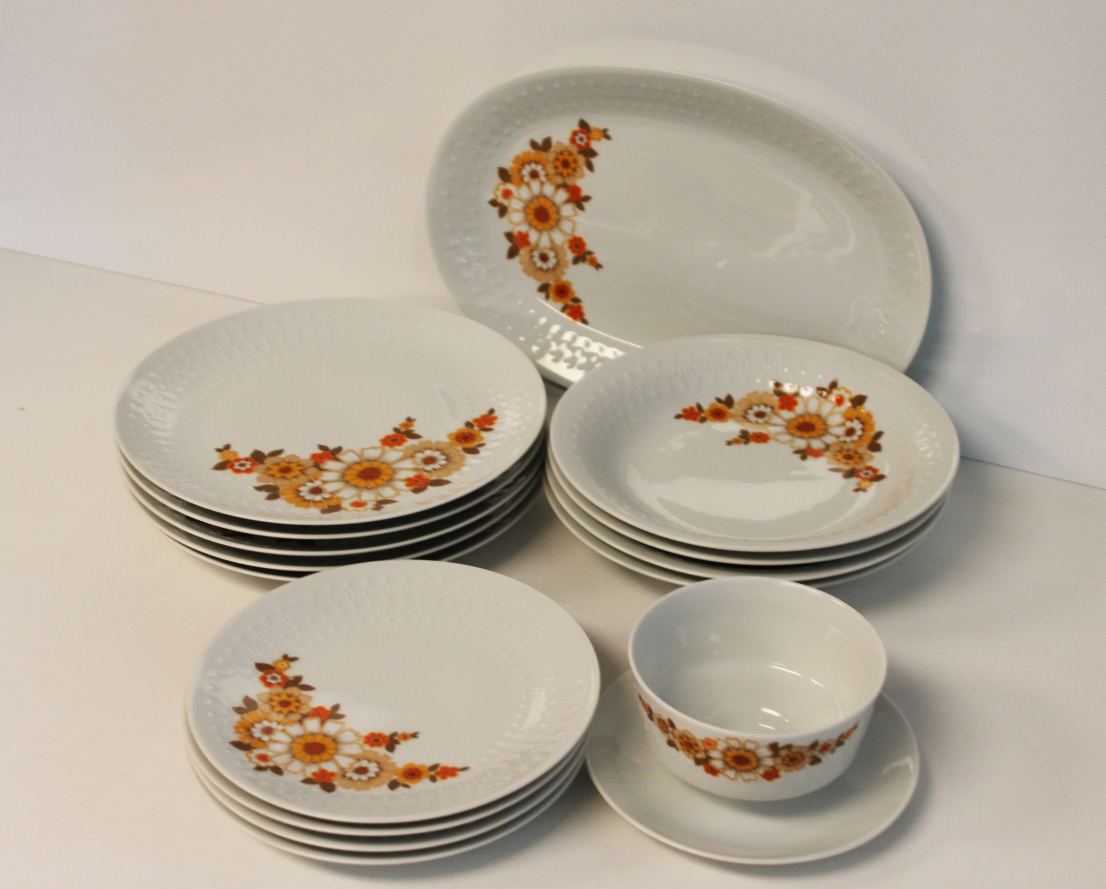 Mitterteich porcelain dinner and tea service, Germany, 1970.