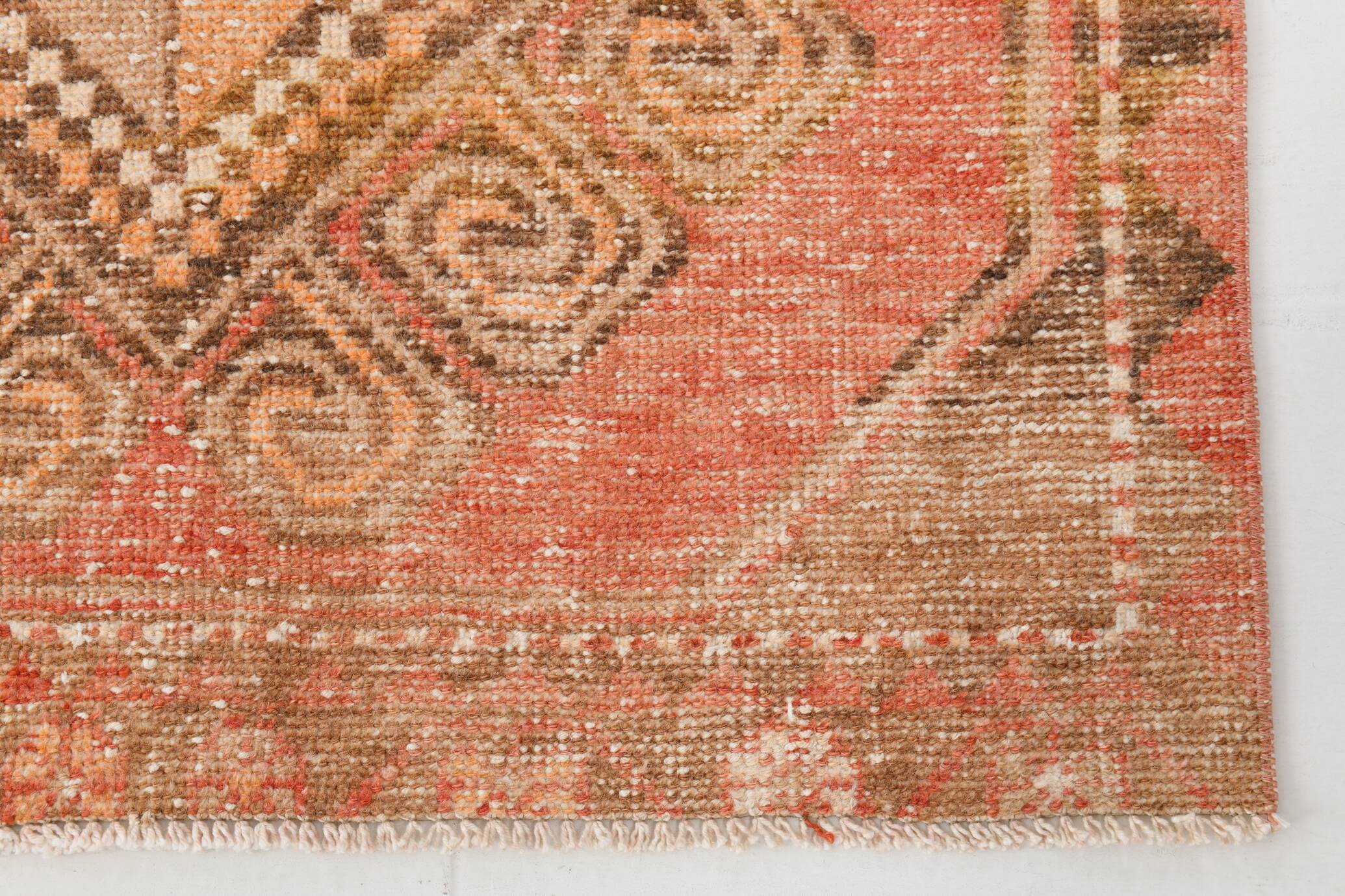 Tapis Couloir Vintage Turc, Rouge Corail, Brun Camel & Beige Géométrique