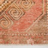 Tapis Couloir Vintage Turc, Rouge Corail, Brun Camel & Beige Géométrique
