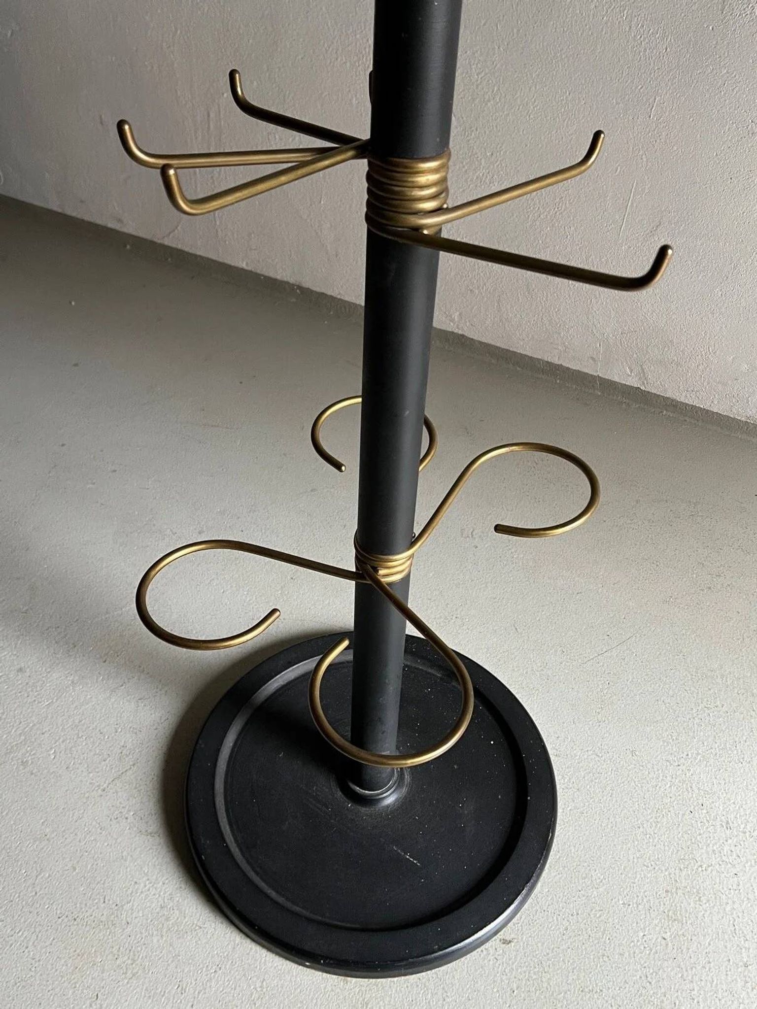 Porte-manteau minimaliste en laiton noir et métal.