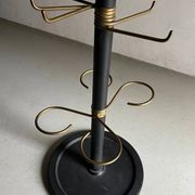 Porte-manteau minimaliste en laiton noir et métal.