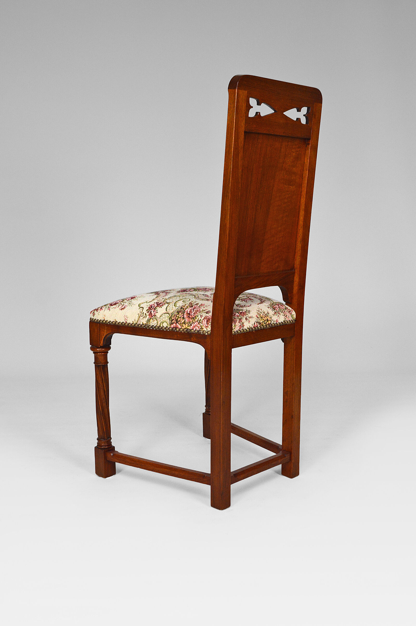 Pair of neo-Gothic chairs in Carved Walnut circa 1890