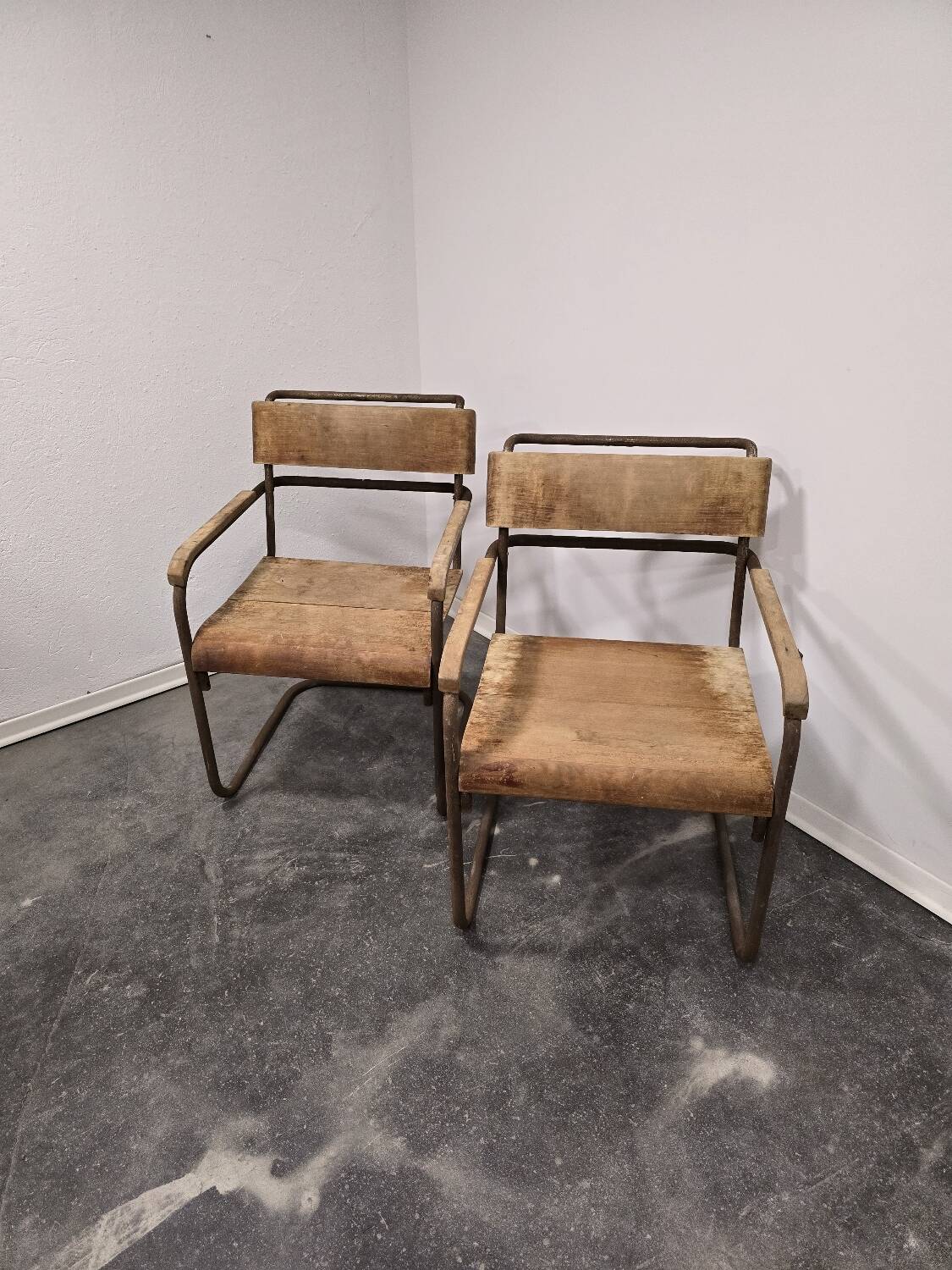 Paire de chaises B34 des années 1950
