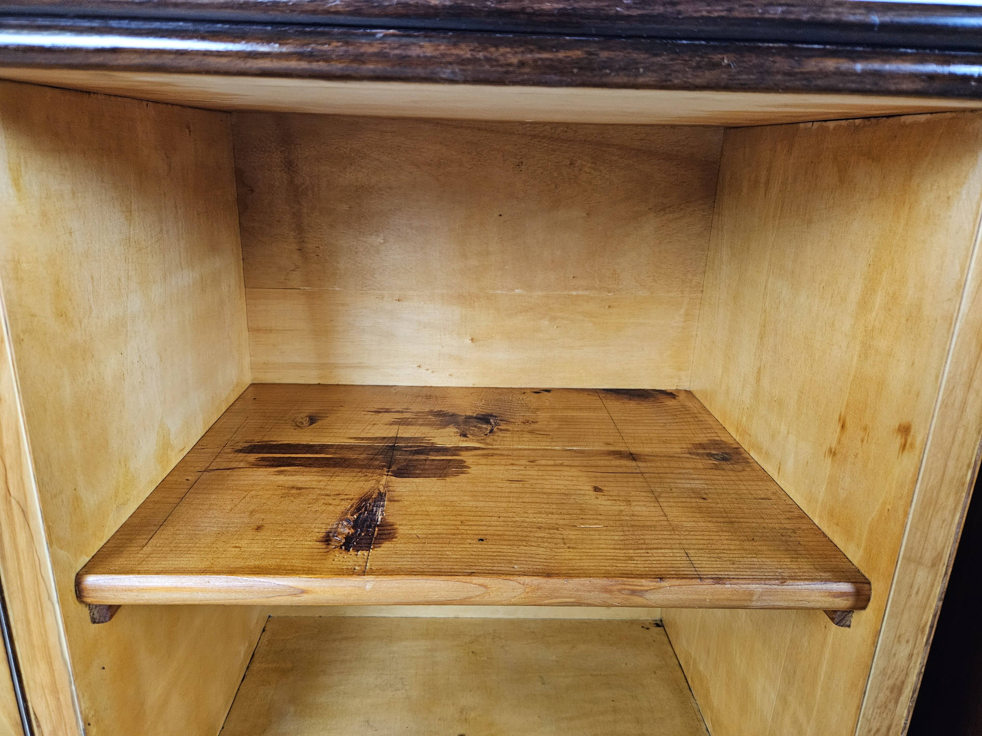 1940 Art Decò nightstands in walnut with door and shelf