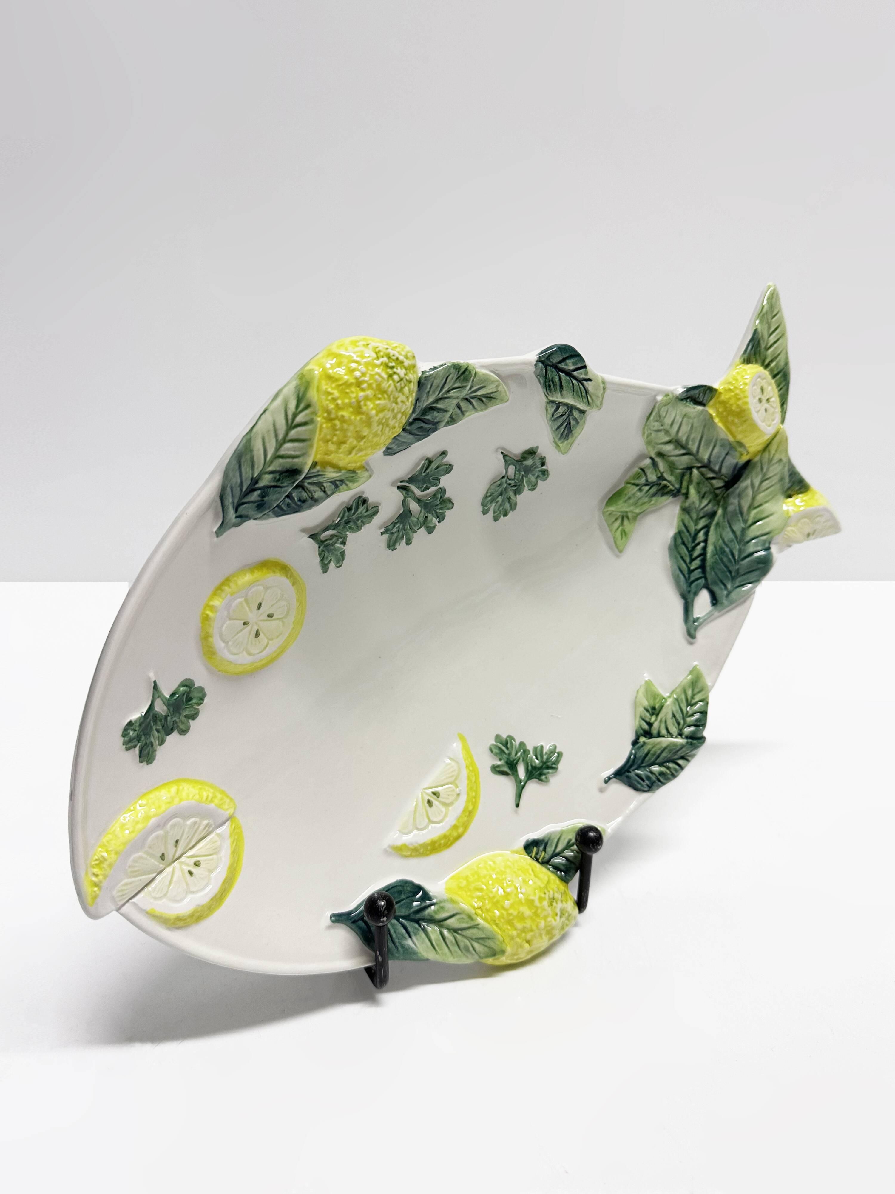 Set of 8 Italian fish plates in Barbotine ceramic.