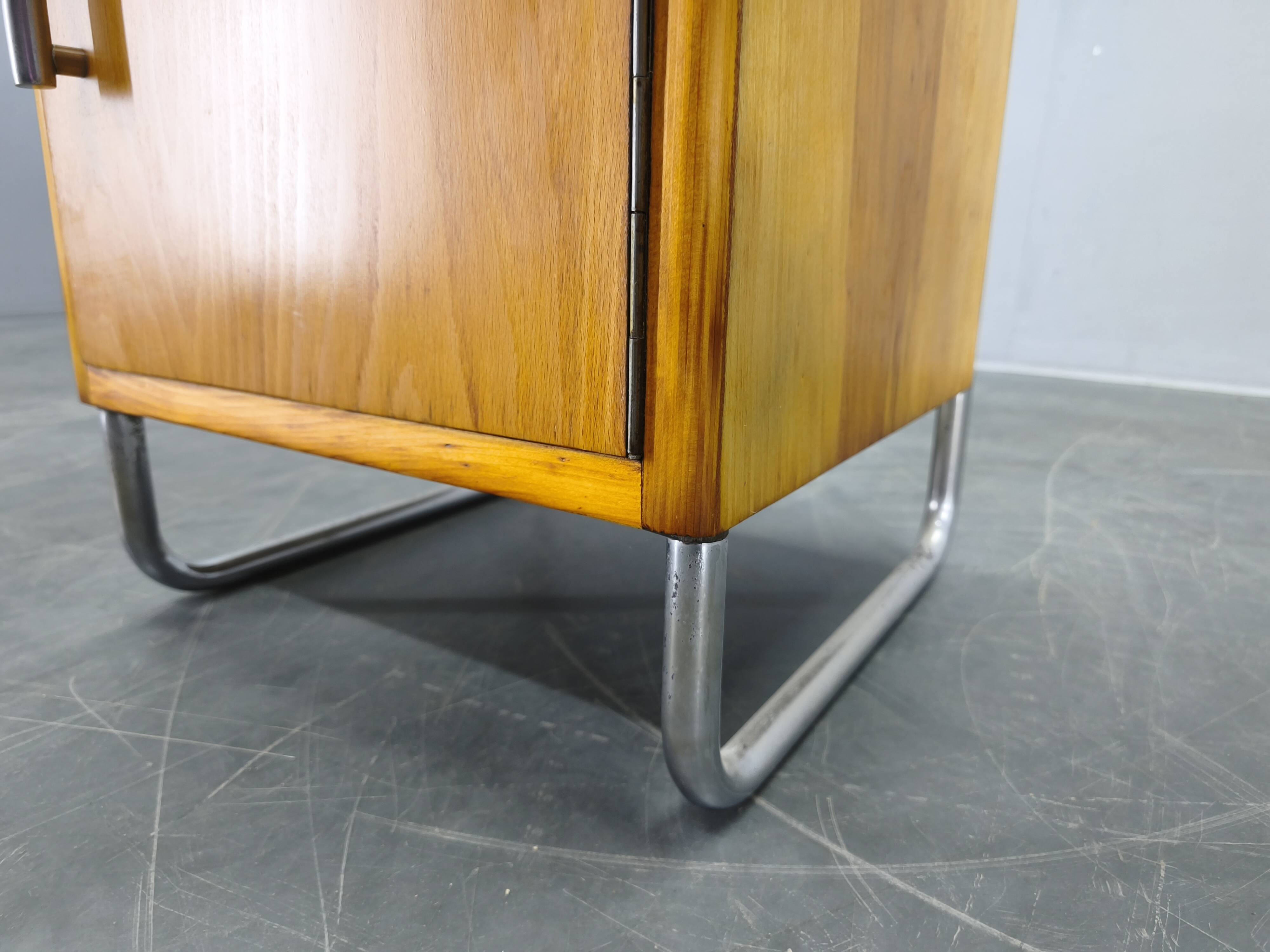 Table de nuit tubulaire en chrome Bauhaus avec plateau en verre, années 1930