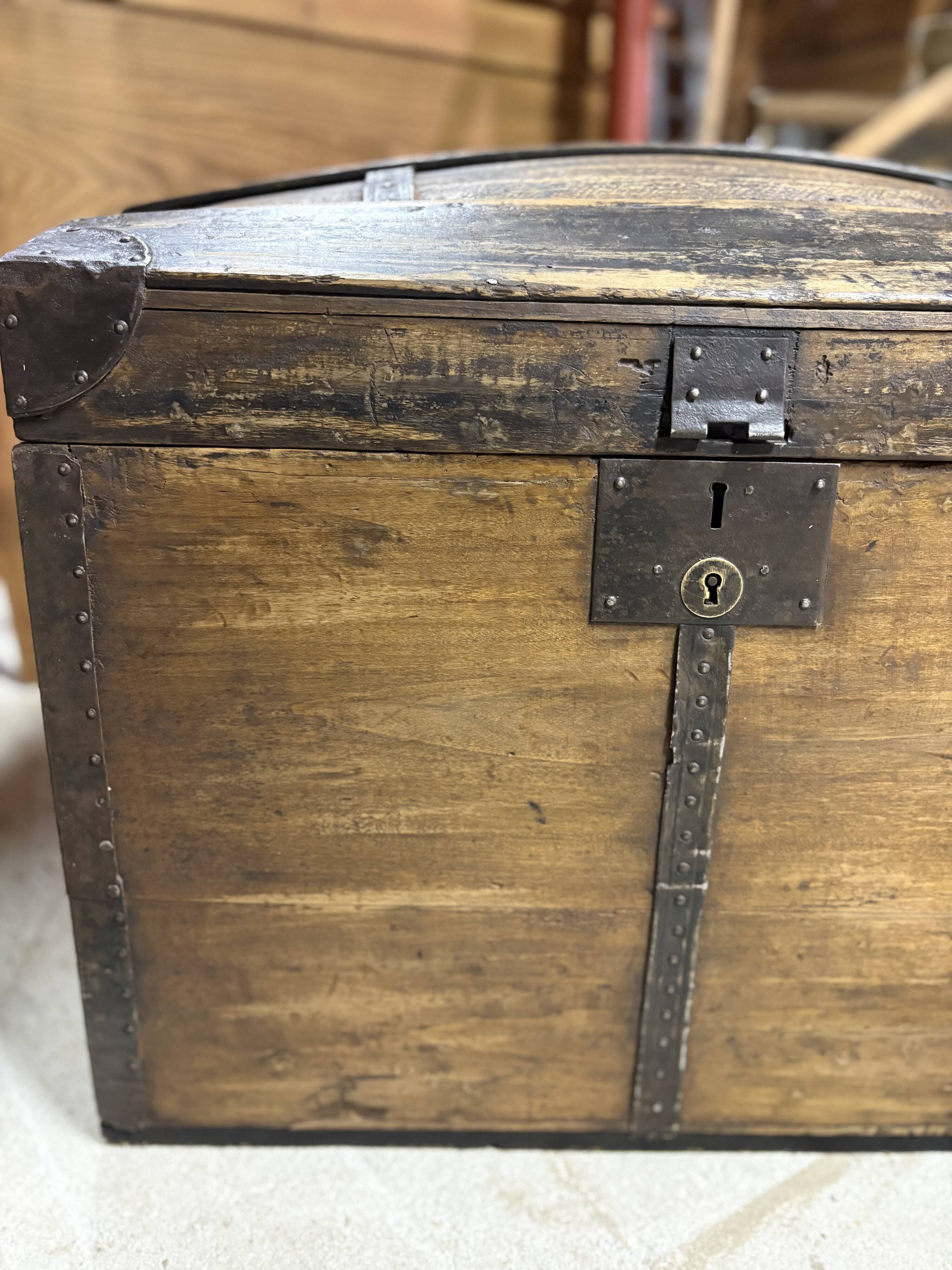 Malle bombée ancienne – rangement & déco vintage