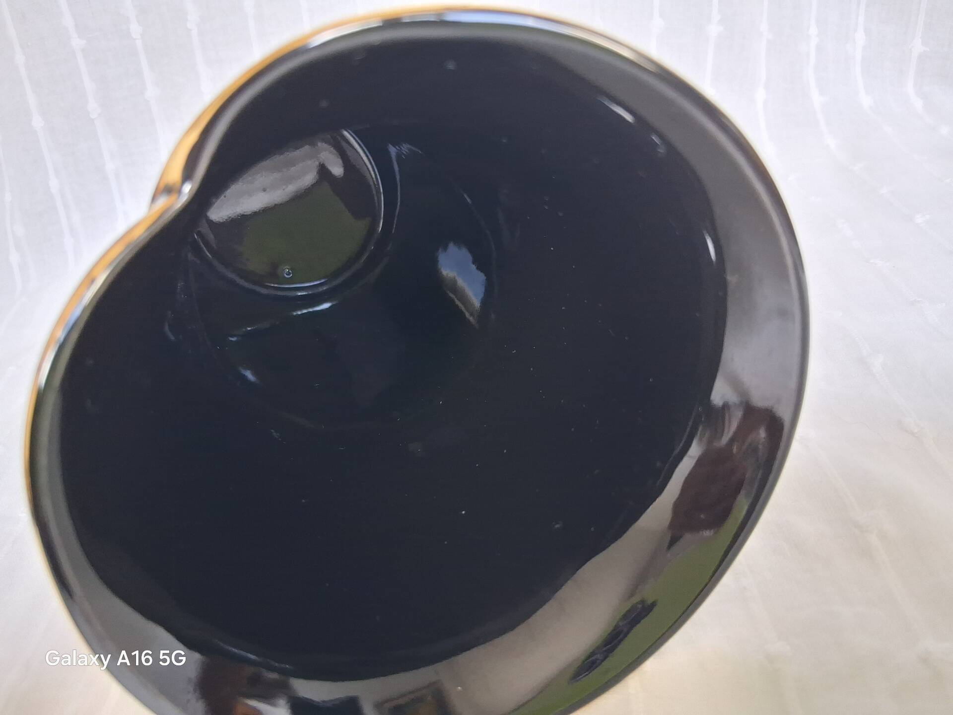 Superb vintage vase in glossy black glazed porcelain. Yamaji.