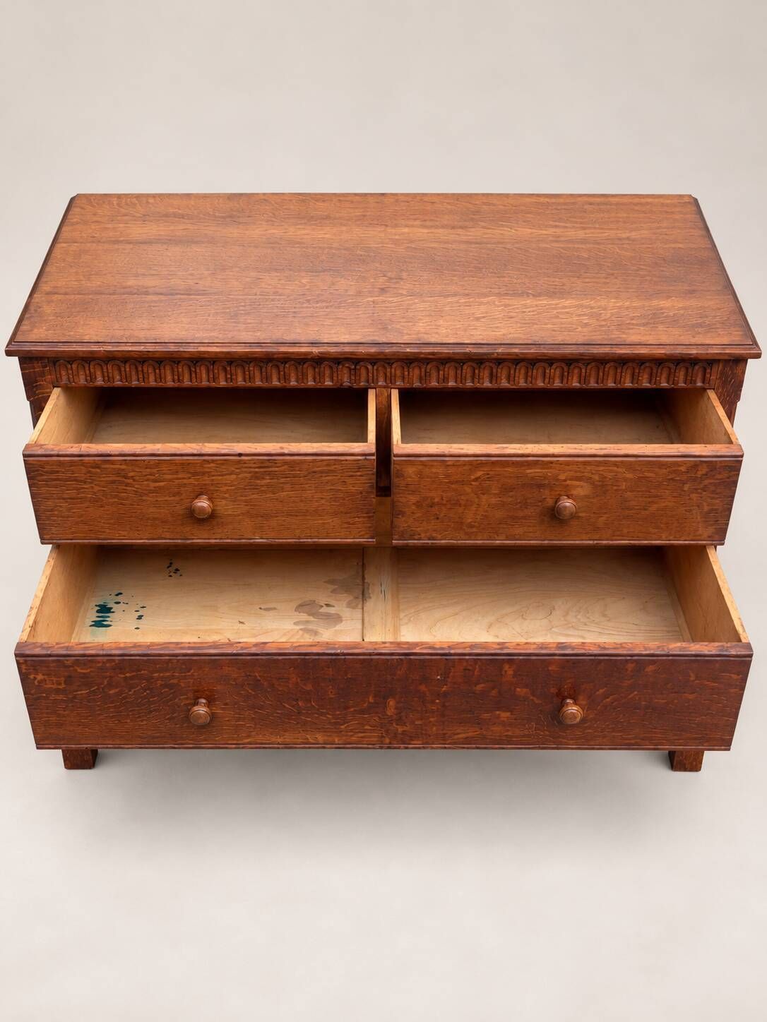 Commode ancienne en chêne sculpté – Début XXe siècle