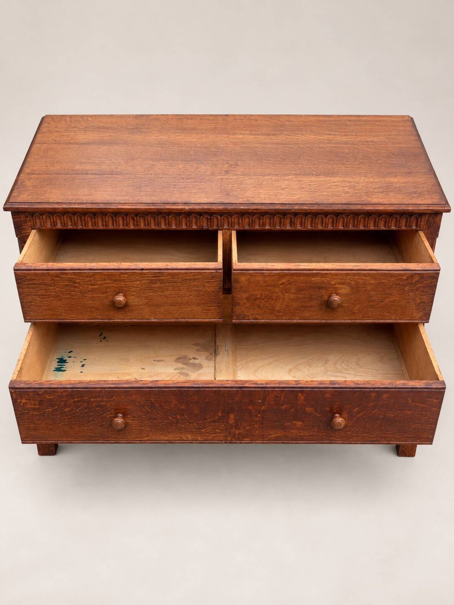 Commode ancienne en chêne sculpté – Début XXe siècle