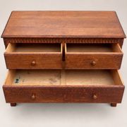 Commode ancienne en chêne sculpté – Début XXe siècle
