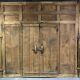 Ancienne porte en bois avec son encadrement