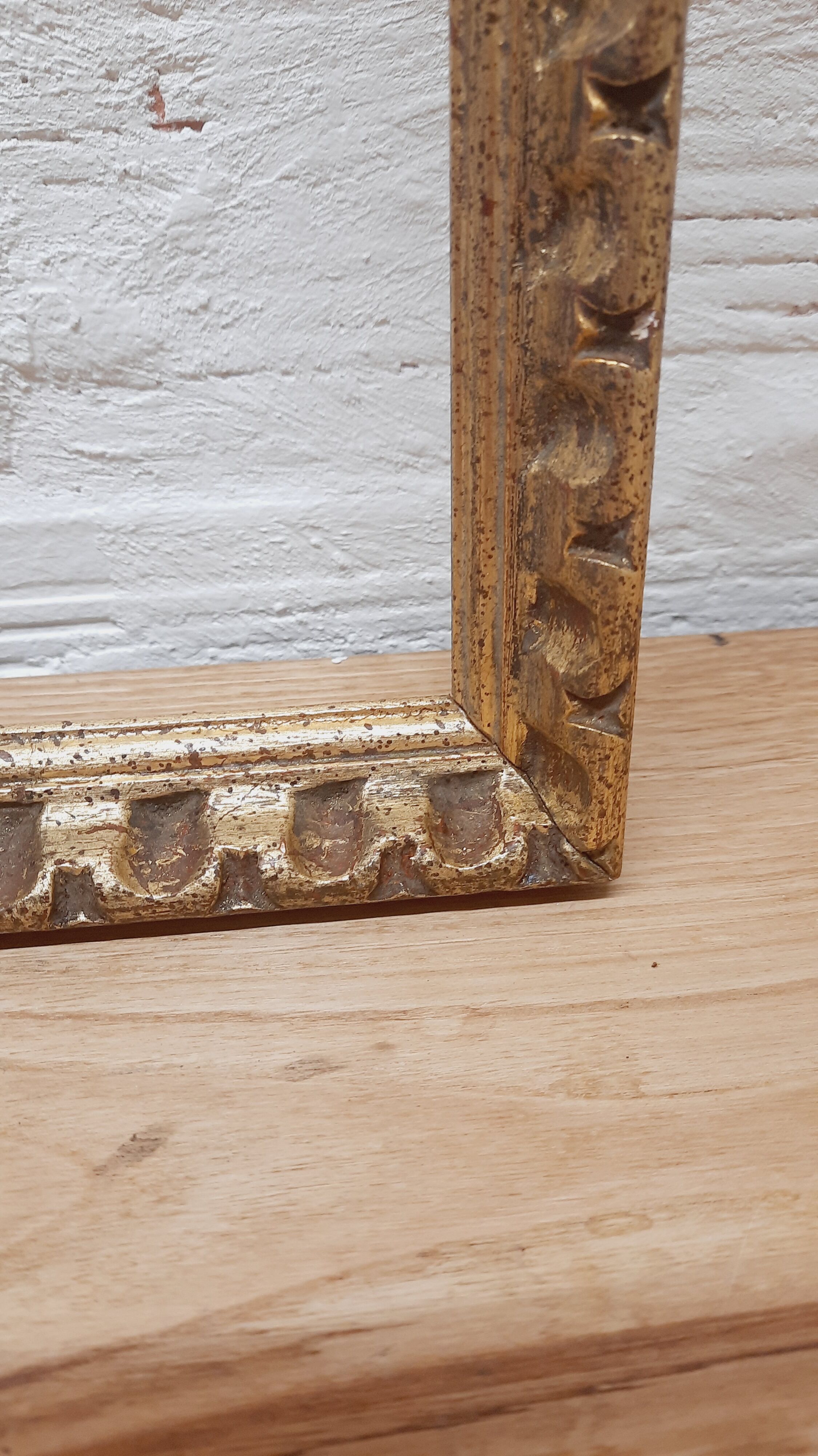 Golden wood frame with godrons