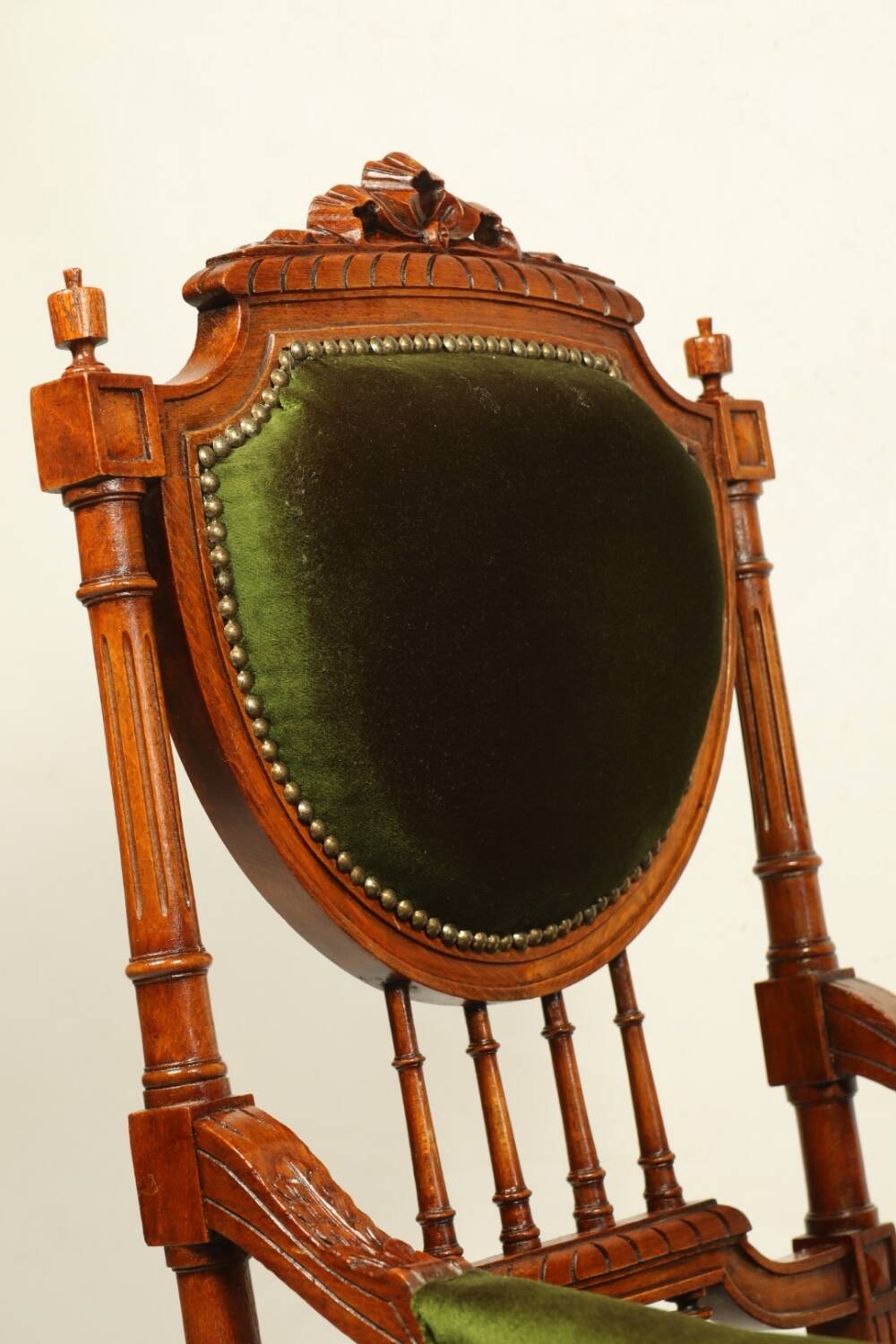 Fauteuil vintage style classique vert oregano XIX siècle