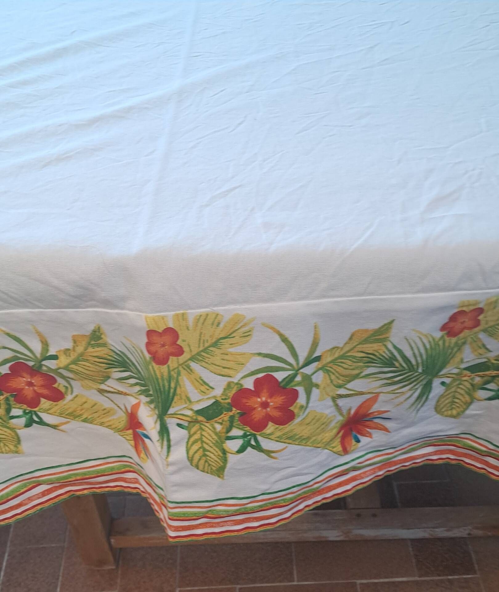 Vintage tablecloth printed with tropical and exotic flowers 235 x 142 cm – Years