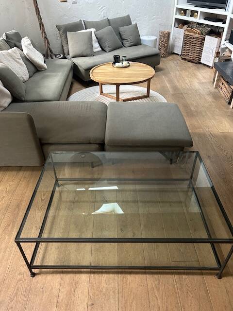Table basse en verre et métal